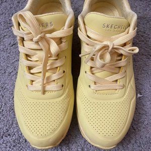 Skechers UNO Women's shoes - Yellow- Size 5.5